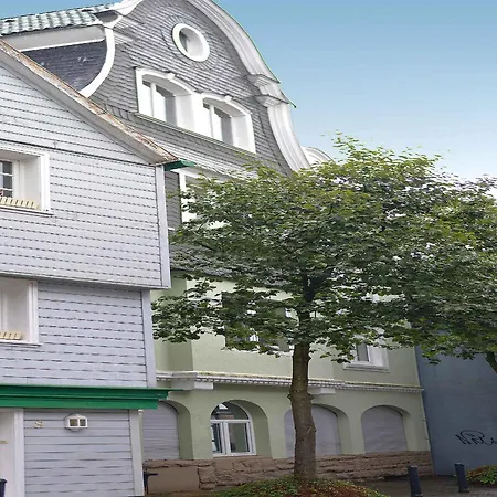 Serviced Xanthurus *